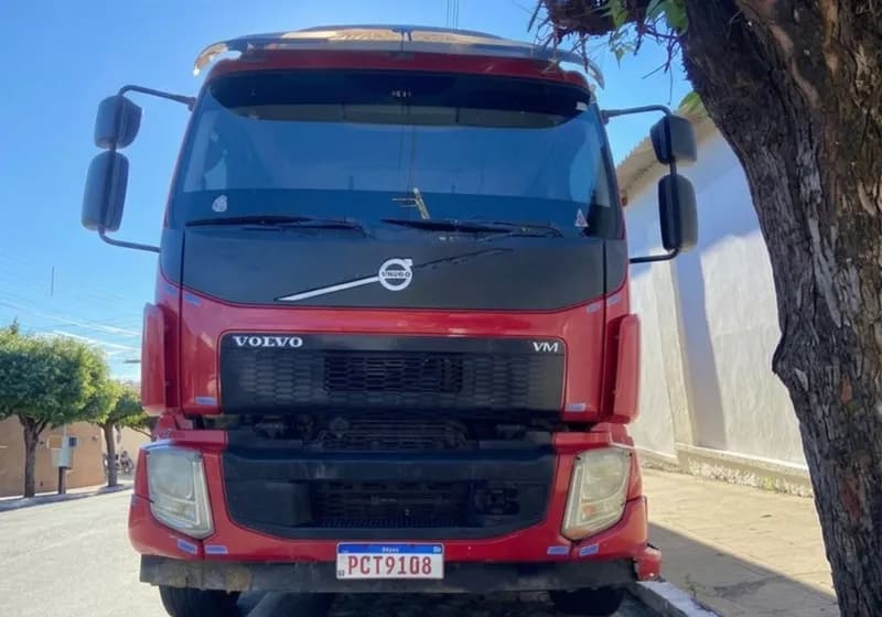 Caminhão Boiadeiro Volvo VM 270 8x2 à Venda – Pronto para Trabalho!
