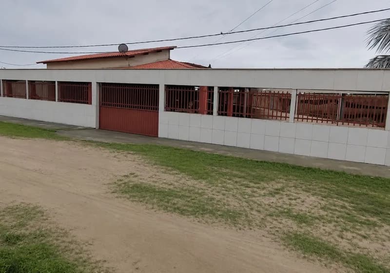 Casa com sede mobiliada e com espaço para Psicultura
