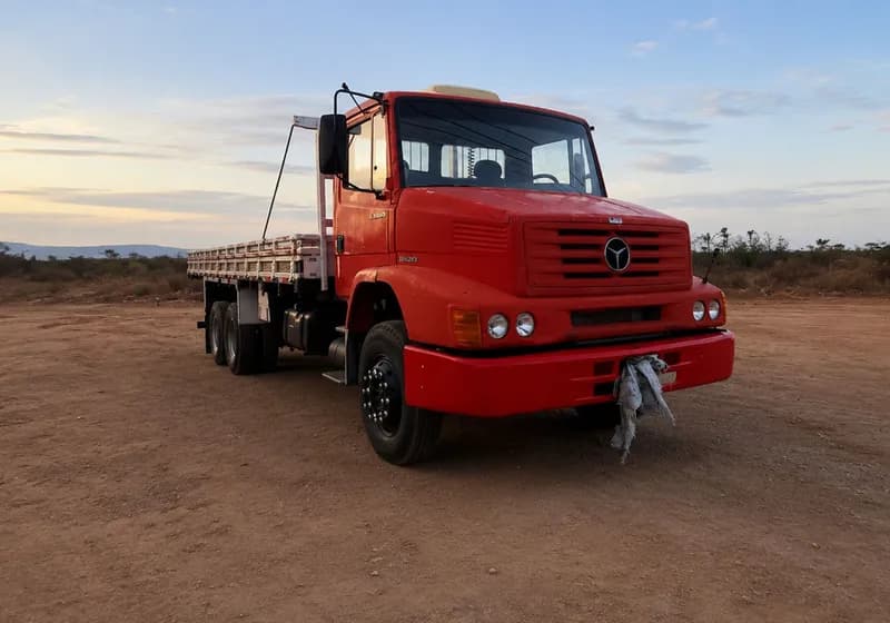 Caminhão Mercedes - Benz 1620 - 2001