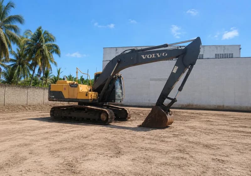 Escavadeira Volvo EC 200D