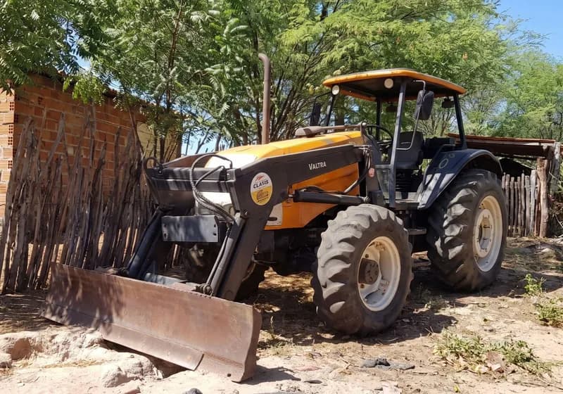 Conjunto Trator Valtra BM110 2013 + Grade Aradora Tatu de 18 discos - Miniatura 5