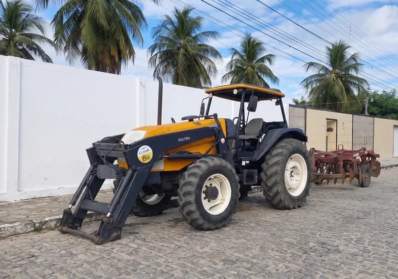 Conjunto Trator Valtra BM110 2013 + Grade Aradora Tatu de 18 discos